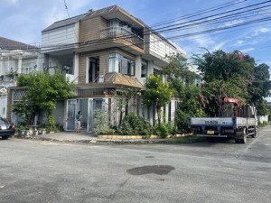 cho thuê biệt thự 215m2. 3 lầu 2 mặt tiền đường rộng 12m ngay gần the global city đường liên phường