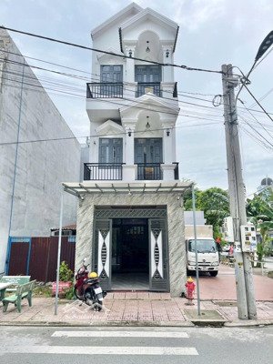 tôi chính chủ cần bán gấp nhà 1 trệt 2 tầng lầu đường nhựa 8m tại thành phố dĩ an