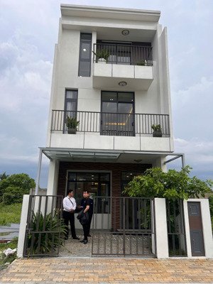 bán nhà ngay chợ bình chánh thiết kế 1 trệt 2 lầu shr. giá 4 tỷ 6 bao sang tên công chứng