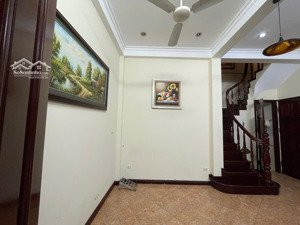 cho thuê nhà nguyên căn 45m* 5 tầng, ngõ 810 phố đê la thành, ba đình, giá 18 triệu.