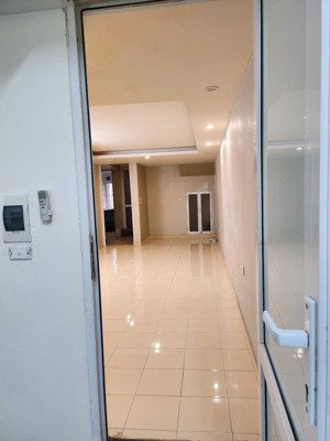 cho thuê nhà tập thể 75m2 khu thái thịnh, giá chỉ 5.5 triệu/th