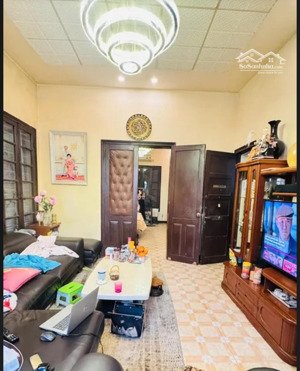 nhà mặt phố triệu việt vương, 3 tầng, 5 phòng, tổng diện tích 200m, có sân thượng ban công view phố