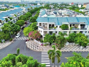 tôi cần bán nhà phố senturia vườn lài hoàn thiện.