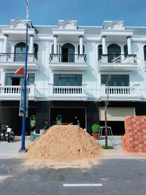 bán gấp shophouse tại thăng long, bàu bàng 1 trệt 2 lầu giá 2,8 tỷ bàn giao thô