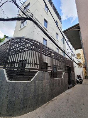 nhà mới ở ngay căn góc hẻm thông (4x10) 4 tầng cạnh đài phun nước khánh hội ngay cầu nguyễn khoái