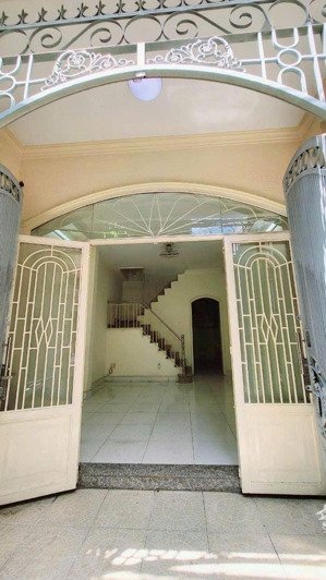 bán nhà mặt tiền vào nhà 6 căn.xe hơi 7 chỗ thông ra vào nhà thích quảng đức. lh điệp 