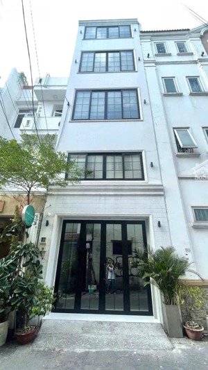 rẻ nhất q1 nhà 5 tầng ngang 4,5m giá 18tỷ nhà mới xây! nội thất cao cấp nguyễn văn nguyễn