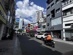mặt tiền 1 trệt 2 lầu đường huỳnh văn bánh giá từ 15 triệu.