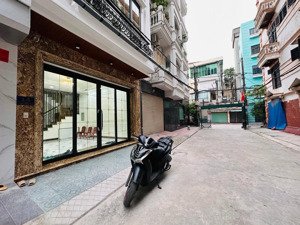 bán gấp nhà phân lô hoàng quốc việt 16 tỷ 46m2 mặt tiền 4,5 xây 4 tầng đường hè 2 ô tô tránh