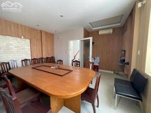 Bán nhà mặt tiền kinh doanh đường Huỳnh Thúc Kháng, Phước Tiến, Nha Trang. Diện tích 115m2 ngang 9m giá bán 17,2 tỷ. Có thang máy