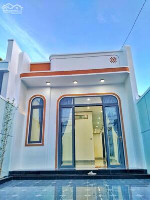 Nhà sát bên chợ Long Hải , cách trường học cấp 1,2,3 bán kính chỉ vài trăm m Mặt tiền đường nhựa 15m Nhà xây mới 100% với 3 phòng ngủ , pk , bếp , 2 tolet , sân oto Dt : 5x27m thổ cư 100m2