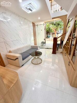  Nhà mới - ngay vòng xoay đại lộ Đông Tây với Lê Duẩn P. 2 tỷ 950