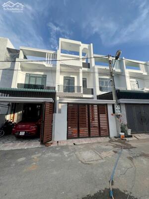 Nhà mới xây 2 lầu 1 trệt 4.5 tỷ/100 m2 , sân ô tô,5 phòng ngủ