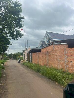 ĐẤT THỔ CƯ SAU LƯNG ỦY BAN XÃ HÒA PHÚ BMT dt:6m x 39m x 60m thổ cư giã:790tr bớt Lộc nhẹ cho khách mau mắn đặc biệt 2 bên đã xây nhà và rào sẵn không tranh chấp lấn chiếm đc ạ giá:790tr thương lượng