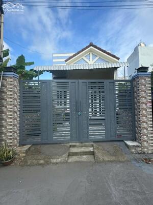 Nhà trệt rộng 100m2 có sân đậu ô tô gần trường đại học Y Dược Cần Thơ