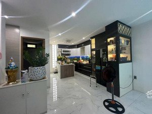 bán nhà 3 tầng thiết kế hiện đại. full nội thất. mặt tiền đường hòa phú 9