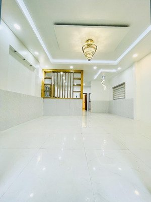 phạm văn chí - quận 6 - 2 tầng - ngang hiếm 4,6m (nở hậu 7m) x 17m - 4pn - 3wc - xe tải vào nhà