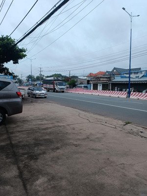 xưởng cho thuê tại mt ql13. trung tâm bến cát. dt đất: 2000m. dt xưởng: 1100m. trạm điện: 560kva.