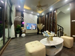 bán nhà gấp cần tiền trả nợ, nhà cao rộng thoáng mát ngõ siêu đẹp đầy đủ nội thất