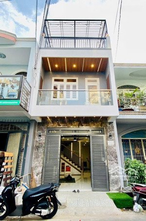 kẹt tiền bán gấp nhà nguyên căn mt đường phạm hùng. quận 8 giá 3 tỷ 550 triệu.