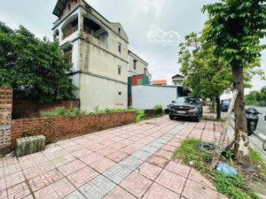 đất mặt phố 40m có vỉa hè trước mặt là cả cái hồ 32ha to như cái sân vận động!