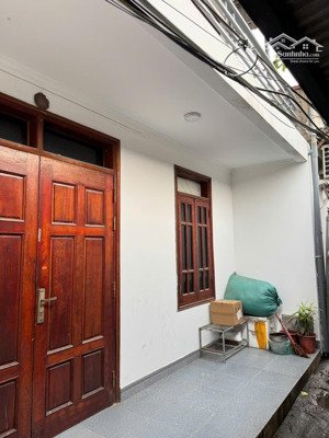 cho thuê nhà ngõ 210 võ chí công, 50m2 x 2 tầng , đồ cơ bản, giường, điều hoà, giá 8tr5/th. lh ngay