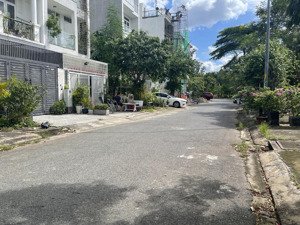 kdc sadeco phước kiển a. 1 lô đối diện công viên. dt: 5m x 20m giá 11.2 tỷ . sổ đỏ riêng.