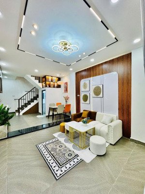 nhà hẻm xe hơi đường lê văn duyệt, đối diện bệnh viện bình thạnh, buôn bán kinh doanh đều tốt