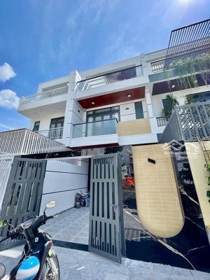 bán nhà 3 tầng đẹp khu tđc vcn phước hải trung tâm nha trang. tiện ích đầy đủ