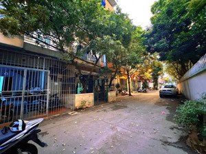 mai dịch - phân lô ô tô tránh - hai thoáng - view sân trường mầm non - sổ vuông