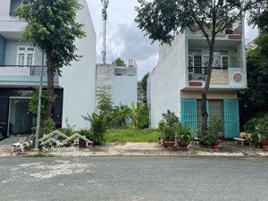 bán gấp lô đất 100m2 giá 1tỉ250trịu kdc bình hưng shr mua công chứng ngay .