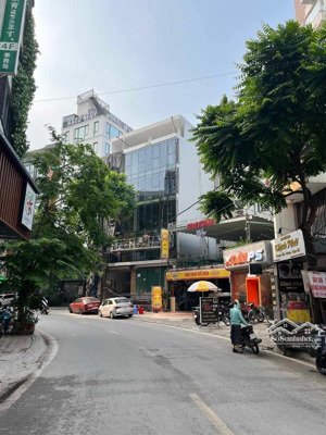 cần bán nhà mp triệu việt vương, dt 180m2 x 3t mt 7,6m, vỉa hè rộng, khu phố vip của quận hoàn kiếm