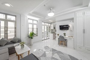 căn hộ studio 45m2 - tone trắng, nhiều ánh sáng - ban công, máy giặt riêng ngay chợ bến thành q1