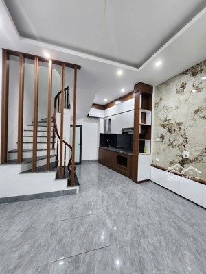 ngọc thụy 30m .5 tầng .gia 10 tr lh ( zl cho thuê nhà nguyên căn