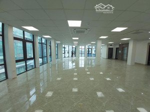 chính chủ cho thuê văn phòng 200m2 đối diện starcity lê văn lương. lh để có giá tốt