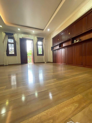 cho thuê liền kề full đồ m2 yên hoà, ngõ 112 trung kính, cầu giấy. dt 80m x 5t, mt 6m. giá 35tr/th.