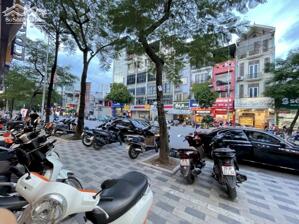 Bán tòa VP 8 tầng , 1 hầm mặt phố Lạc Long Quân, doanh thu 6.000$/tháng, DT 120m2, MT 10m