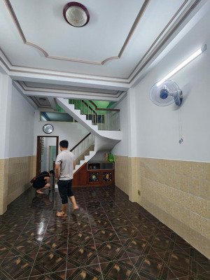 cho thuê nhà riêng tại trần quốc tuấn, 12 triệu, 108m2, 2pn, 2wc, 1 phòng khách, 1 bếp, sân để xe.