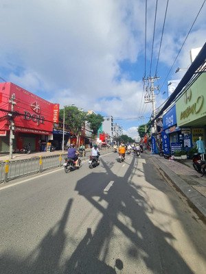 cho thuê nhà mặt tiền đường nguyễn thị thập dt 6x70m nở hậu 12m, nhà cấp 4, 2pn 2wc, giá 65tr/tháng