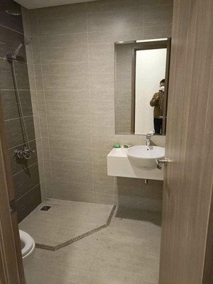 cần bán vinsmart căn hộ studio 1 vs ( có thể sửa 1 pn, 1 vs) toà: s403 tầng 2x