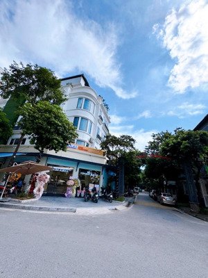 biệt thự 160m2 - mặt tiền rộng - sẵn dòng tiền 1 tỷ/ năm - kinh doanh nhà hàng ở kđt trung yên