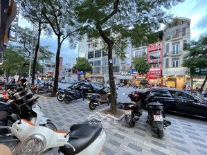 bán tòa vp 8 tầng , 1 hầm mặt phố lạc long quân, doanh thu 6.000$/tháng, dt 120m2, mt 10m