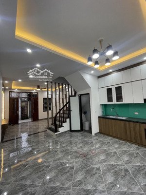 bán nhà 34m2 trong đê đồng mai giá 3tỷ400 , sổ đỏ chuẩn không quy hoạch , không lỗi phong thủy