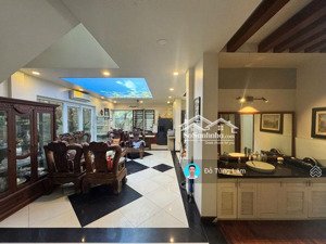cần bán gấp biệt thự sân vườn kđt sài đồng 179m2 view hồ, mặt tiền rộng, nội thất cao cấp
