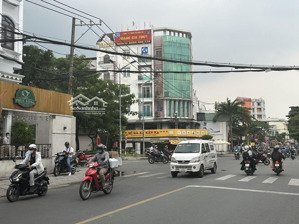 bán tòa nhà siêu đẹp dt 15 x 20m khai thác 150tr/1 tháng gần ngay bờ sông đang thi công