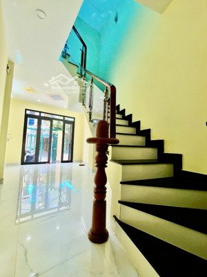 nhà 3 tầng 4 x15m. đxh vô tư. 4.88 tỷ