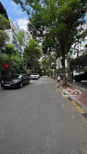 (nhà mặt phố) - lô góc mp hoàng sâm thông hoàng quốc việt - 800a - 105m2 34 tỷ. 