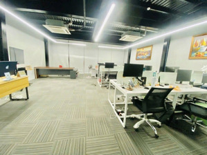 cho thuê nhà 3 tầng đường lê quang đạo- ngang 8m trống suốt hoàn toàn