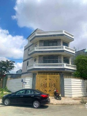 bán biệt thự đẹp giá tốt nhất khu vực ngay gametro làng đại học, ql1a dt 817.5=135,6m2 .nhỉnh 7 tỷ