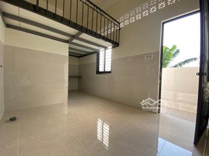 phòng có ban công và sân vườn rộng